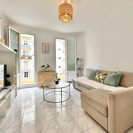 Cosy - 15 Min From - Free Parking Apartment